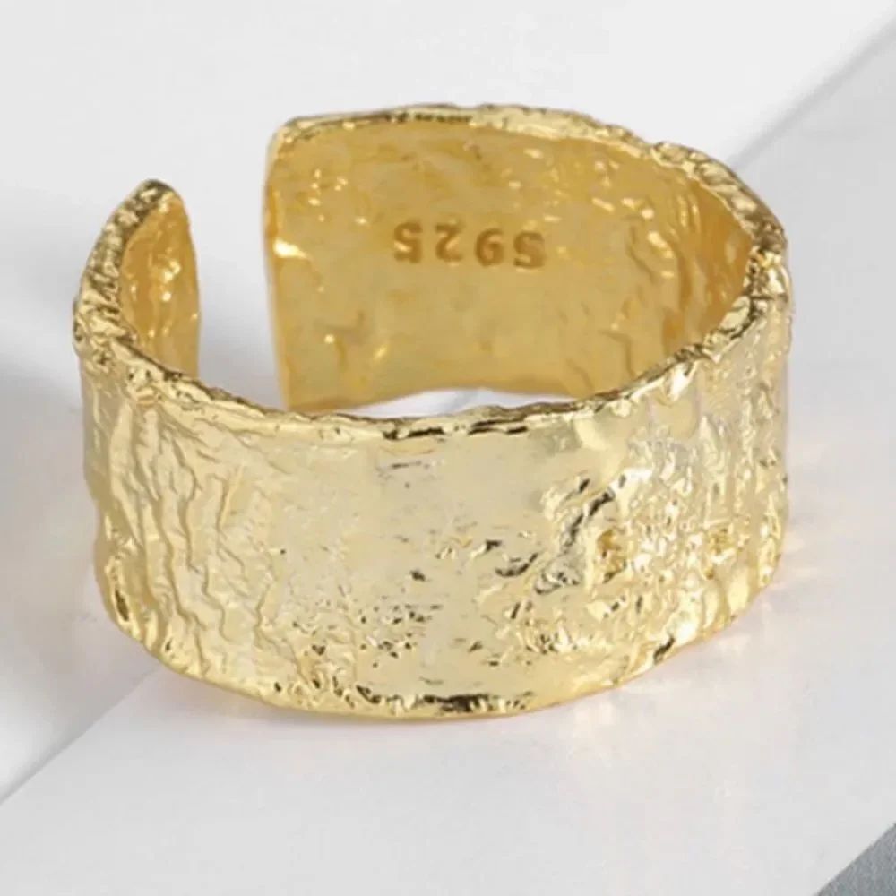 The Texture Band Ring in gold - Picture 6 of 6